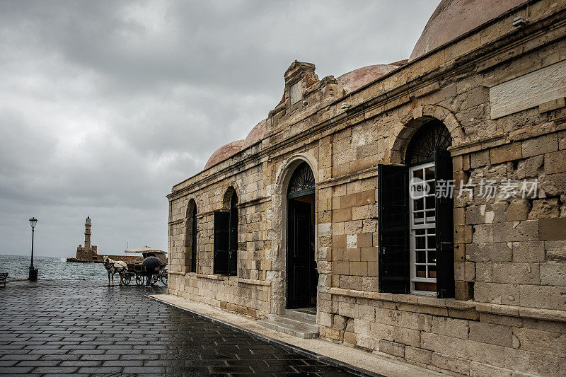 Küçük Hasan Pasha清真寺，马车在威尼斯港和灯塔，克里特岛，希腊雨天